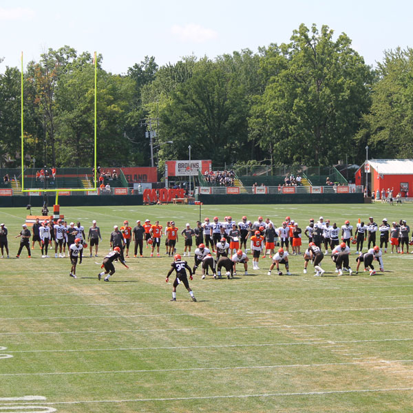 Fresh look: Browns coach Stefanski sheds mask at practice